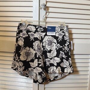 Old Navy Women's High Waist Black and White Floral Shorts (Playa)